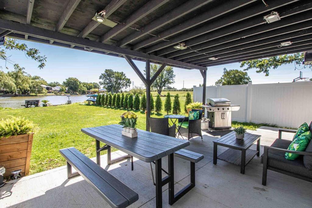 2 Bedroom Getaway On The River/Close To Marina Belle River 外观 照片
