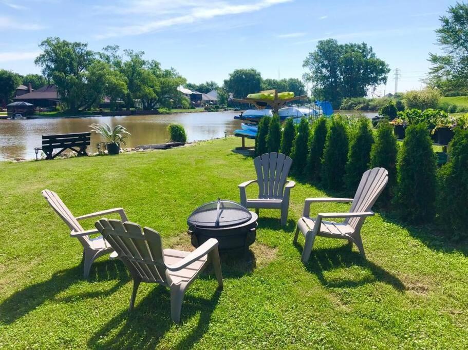 2 Bedroom Getaway On The River/Close To Marina Belle River 外观 照片